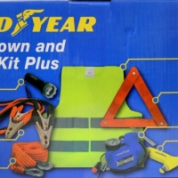 Kit Safety auto GOODYEAR 8 piese (lampa,vesta,triunghi,cablu de tractare,cablu de curent,mini compresor,etc) GY905520