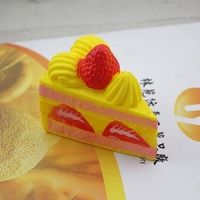 Jucarie parfumata din spuma poliuretanica, felie de tort cu capsuni, 15 x 9 cm, Vivo, T4962