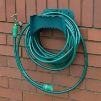 Suport de perete pentru furtun, verde, GAR3579