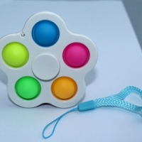 Breloc Fidget Spinner/Pop It, antistres, alb cu 5 buline colorate, 8 cm, Vivo, FIDGET-WHITE