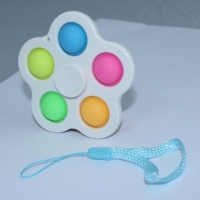 Breloc Fidget Spinner/Pop It, antistres, alb cu 5 buline colorate, 8 cm, Vivo, FIDGET-WHITE